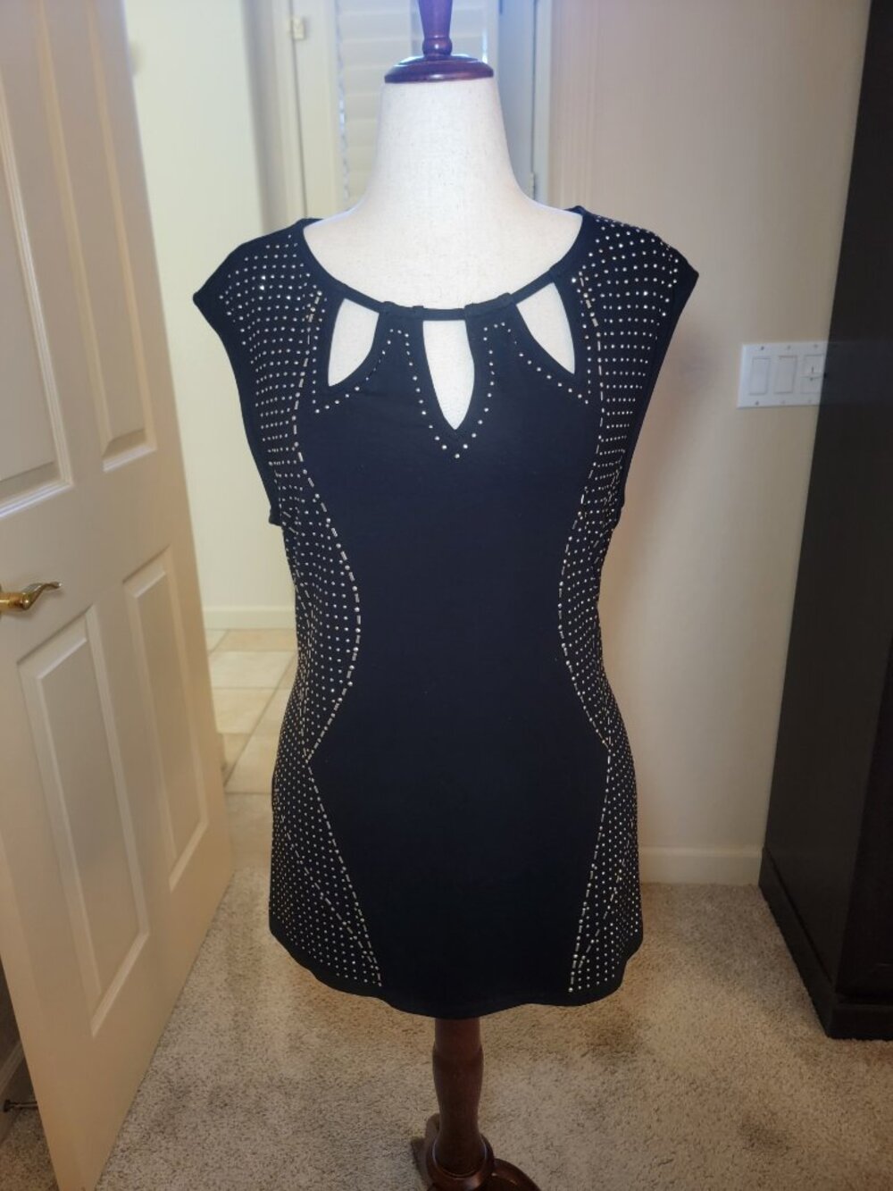 EUC! Cache Black Sleeveless Top Cutout Keyhole Neckline Gold, Studded XL